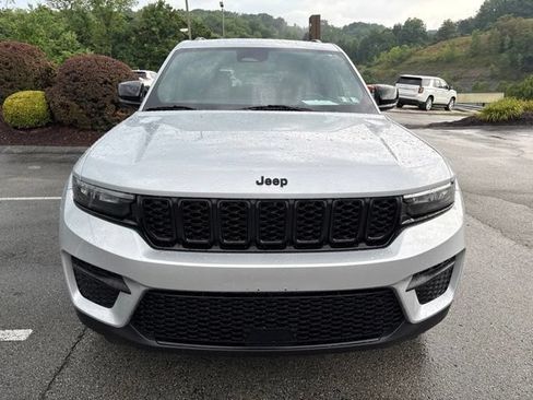 Used 2023 Jeep Grand Cherokee Altitude AWD/4WD image 8