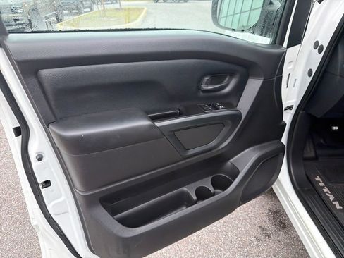 Used 2022 Nissan Titan S image 11