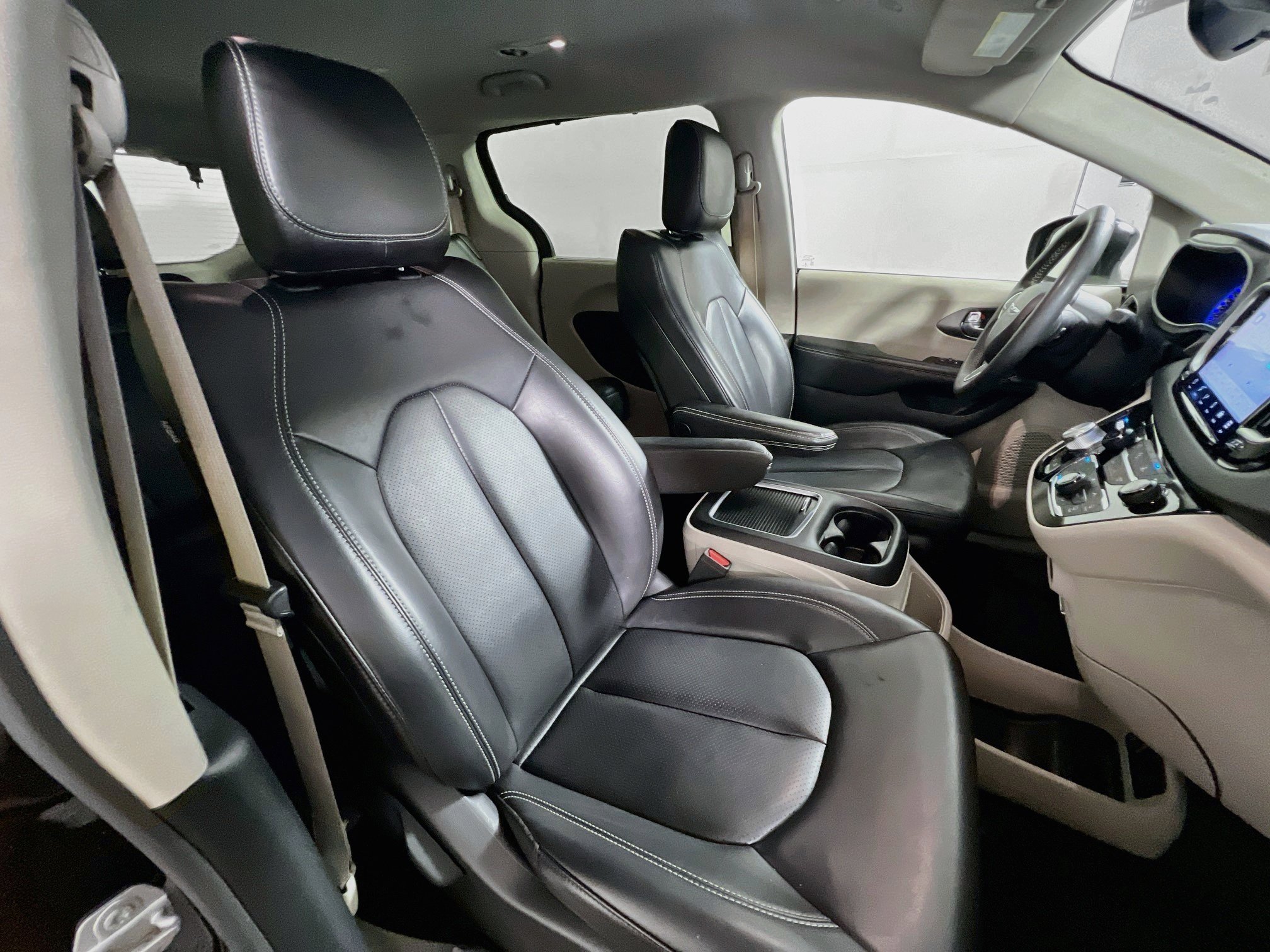 Used 2023 Chrysler Pacifica Touring-L FWD image 30