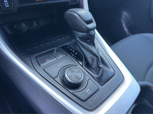 Used 2019 Toyota RAV4 LE image 27