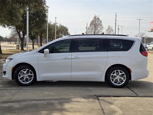 Used 2018 Chrysler Pacifica Touring Plus w/ Tire & Wheel Group image 3