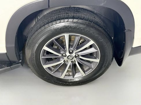 Used 2019 Toyota Highlander XLE AWD/4WD image 33