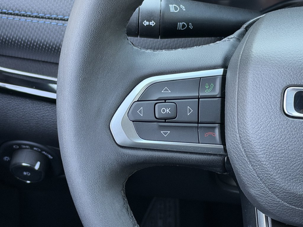 Used 2026 Jeep Compass Latitude AWD/4WD image 16