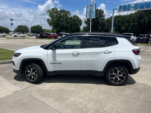 Used 2025 Jeep Compass Limited AWD/4WD image 3