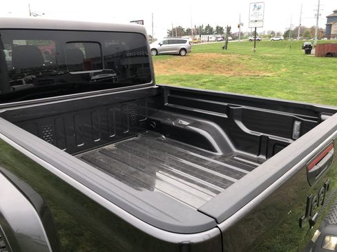 Used 2025 Jeep Gladiator Sport image 17