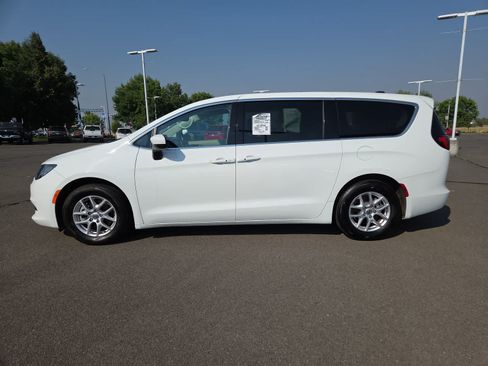 Used 2023 Chrysler Voyager LX FWD image 11