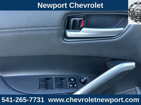 Used 2022 Toyota Corolla Cross XLE w/ Convenience Package image 12