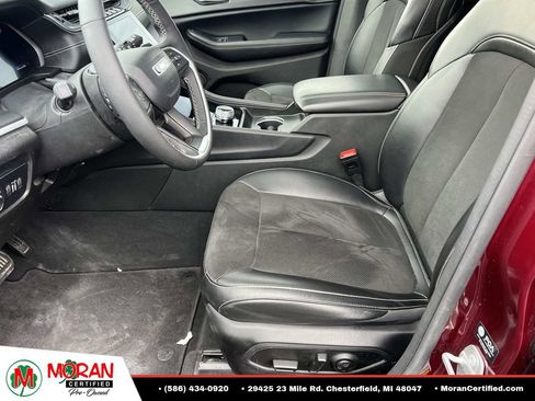 Used 2024 Jeep Grand Cherokee Altitude AWD/4WD image 17
