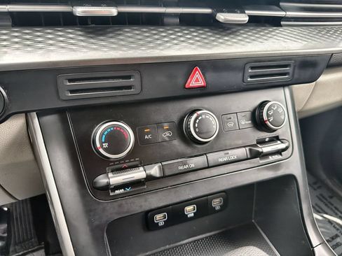 Used 2022 Kia Carnival LX FWD image 16