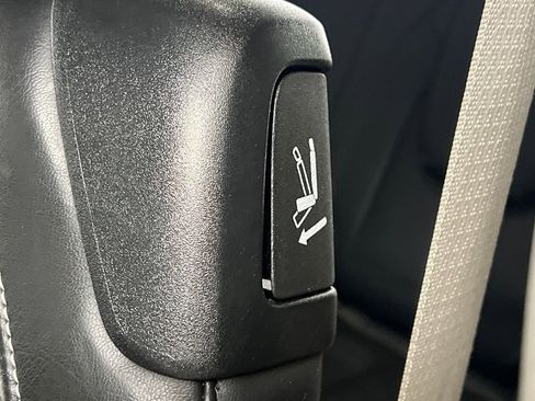 Used 2024 Chrysler Pacifica Touring-L image 15