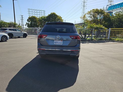 Used 2018 Volkswagen Tiguan SE w/ Panoramic Sunroof Package image 6