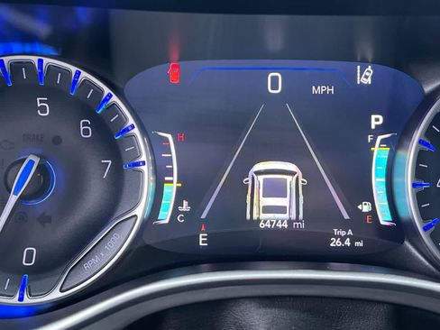 Used 2023 Chrysler Pacifica Touring-L FWD image 15