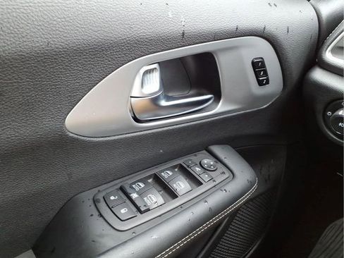 Used 2025 Chrysler Pacifica Limited FWD image 30