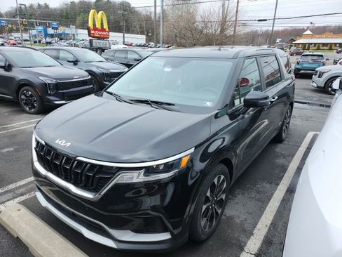 Used 2024 Kia Carnival EX image 2