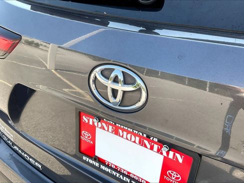 Used 2021 Toyota Highlander L FWD image 10