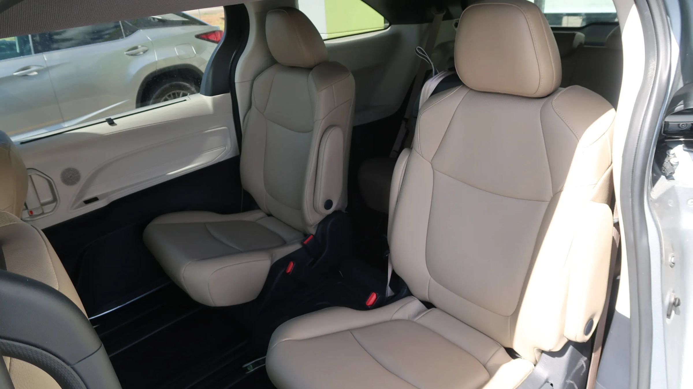 Used 2021 Toyota Sienna XLE FWD image 21