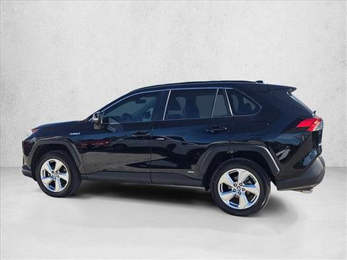 Used 2021 Toyota RAV4 XLE Premium image 9