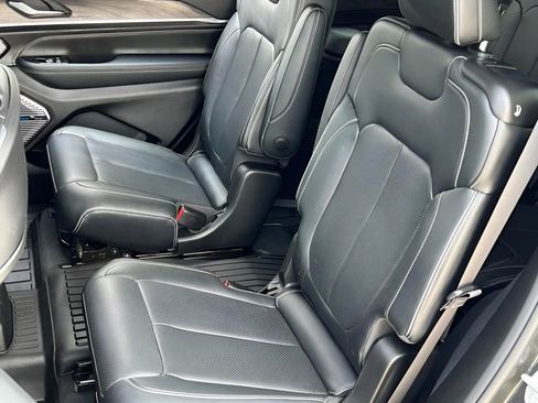 Used 2022 Jeep Grand Cherokee L Overland w/ Luxury Tech Group IV image 18