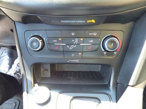 Used 2016 Ford Focus SE w/ SE Cold Weather Package FWD image 33