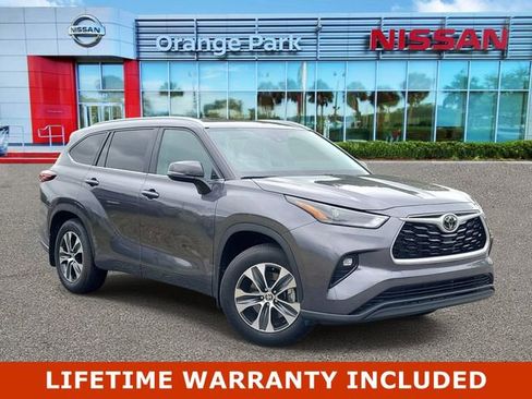 Used 2024 Toyota Highlander XLE FWD image 1