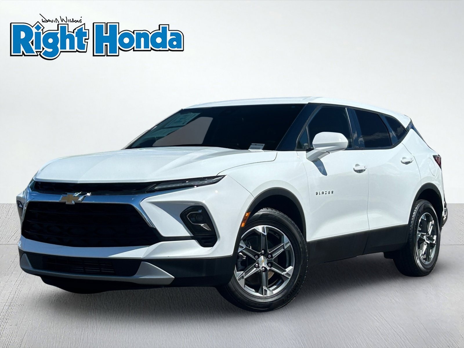 Used 2025 Chevrolet Blazer LT FWD image 2