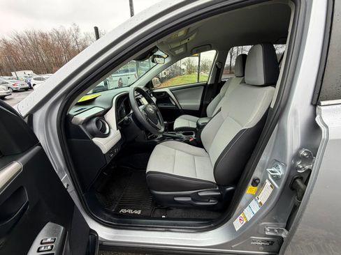 Used 2018 Toyota RAV4 LE image 10