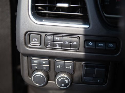 Used 2021 Chevrolet Tahoe Premier w/ Premium Package AWD/4WD image 18