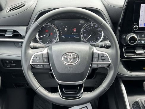 Used 2023 Toyota Highlander XSE AWD/4WD image 16