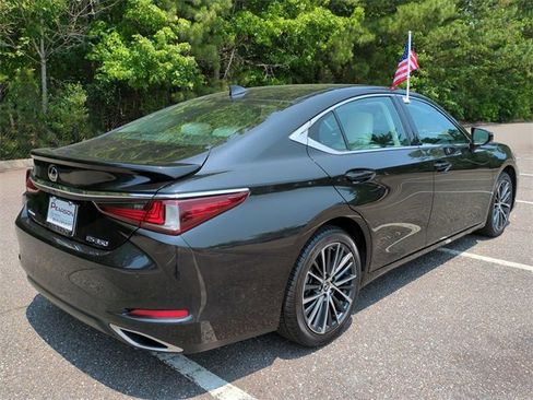 Used 2022 Lexus ES 350 w/ Premium Package image 4