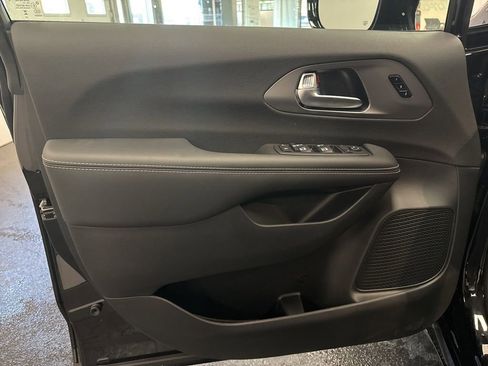 New 2026 Chrysler Pacifica Select w/ S Appearance Package image 15