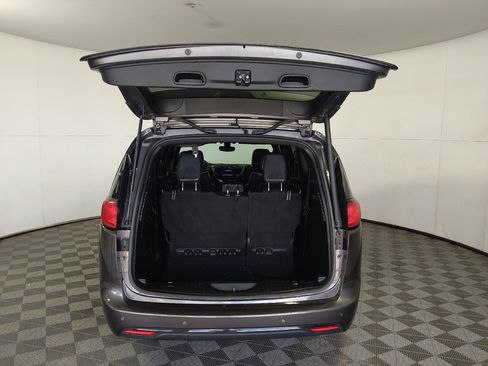 Used 2018 Chrysler Pacifica Limited w/ S Appearance Package FWD image 29