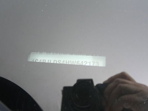 Used 2017 Jeep Cherokee Limited w/ Luxury Group image 29