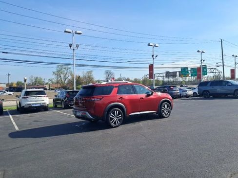 Used 2023 Nissan Pathfinder Platinum w/ Cargo Package image 7