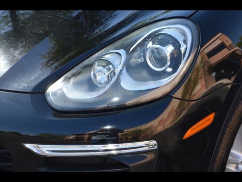 Used 2016 Porsche Cayenne w/ Premium Package AWD/4WD image 45