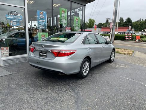 Used 2017 Toyota Camry LE image 5