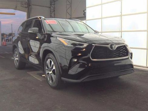 Used 2023 Toyota Highlander FWD image 2