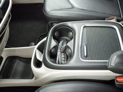 Certified 2024 Chrysler Pacifica Touring-L FWD image 31