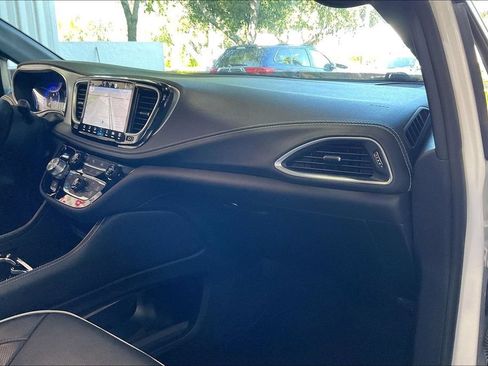 Used 2025 Chrysler Pacifica Limited FWD image 25