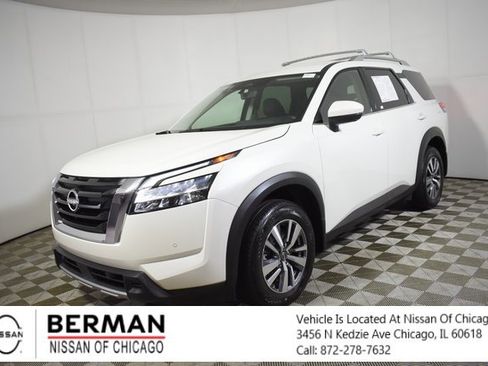 Certified 2024 Nissan Pathfinder SL image 1