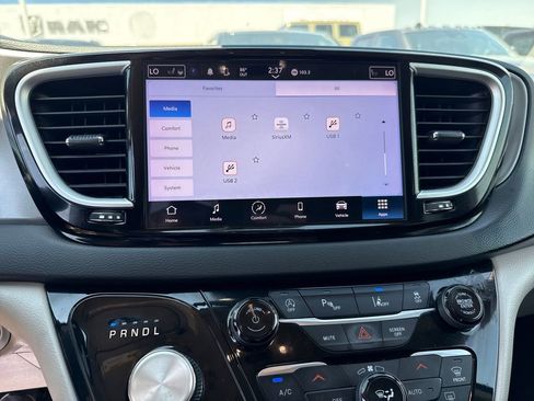 Used 2023 Chrysler Pacifica Touring-L image 24