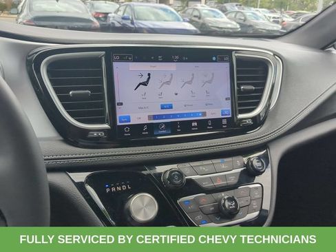 Used 2025 Chrysler Pacifica Limited FWD image 35