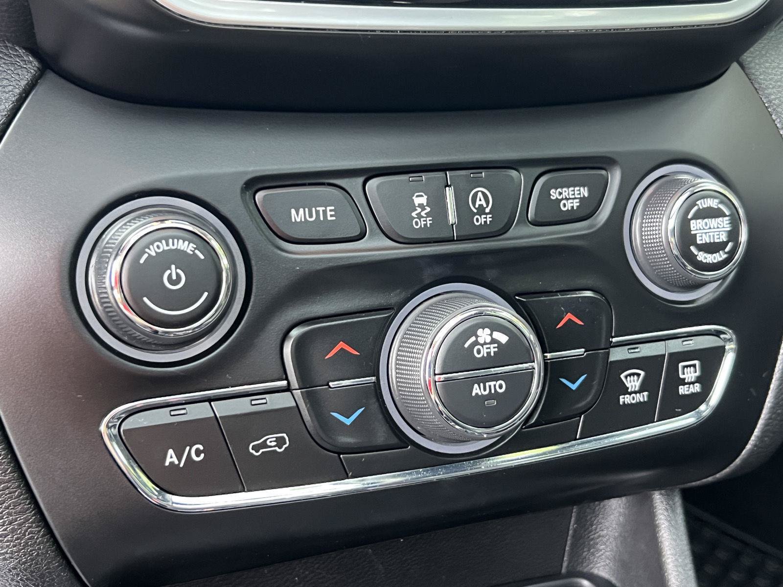 Used 2020 Jeep Cherokee Limited AWD/4WD image 28