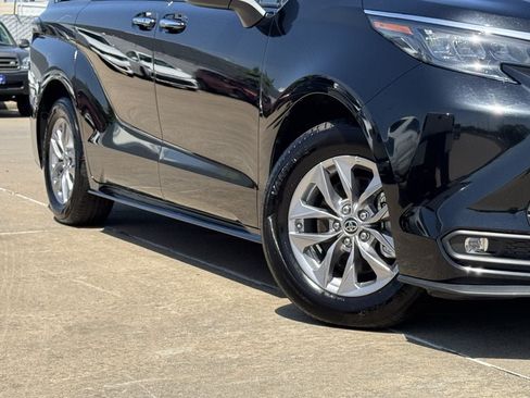 Used 2025 Toyota Sienna XLE FWD image 3