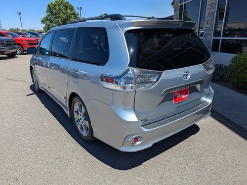 Used 2014 Toyota Sienna SE FWD image 3