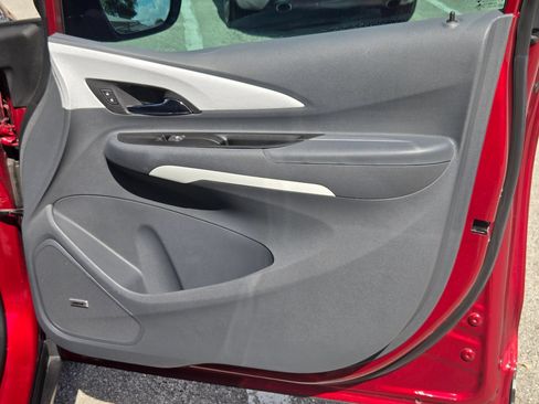 Used 2019 Chevrolet Bolt Premier w/ Infotainment Package FWD image 29