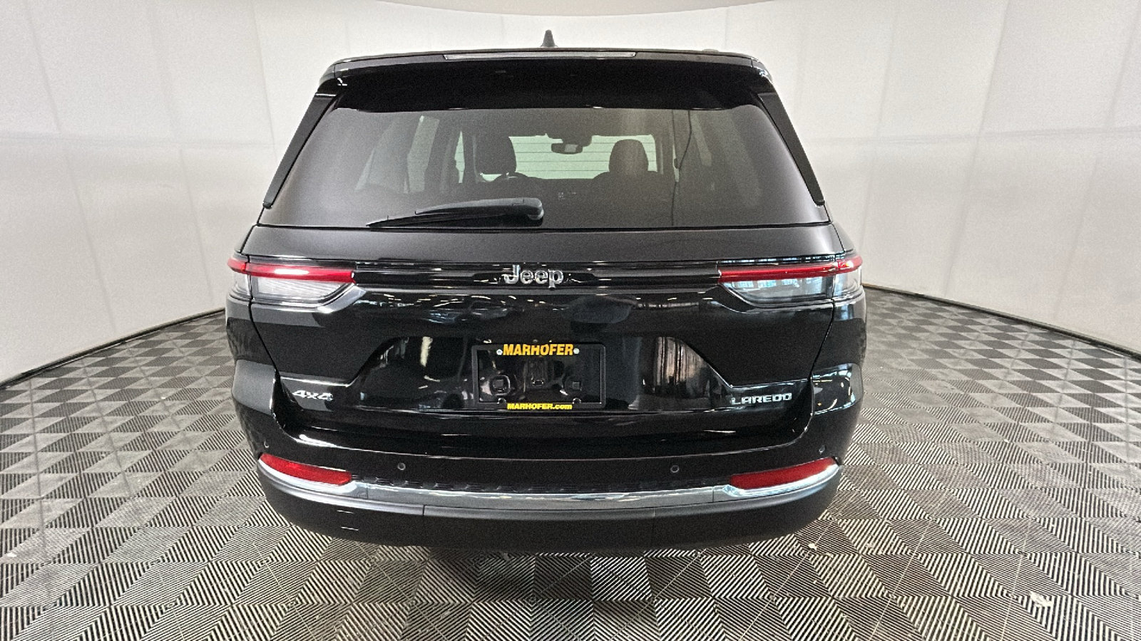 Used 2023 Jeep Grand Cherokee Laredo w/ Luxury Tech Group I AWD/4WD image 4