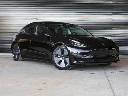 Used 2023 Tesla Model 3 Standard Range image 9