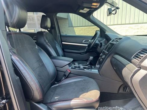 Used 2018 Ford Explorer XLT w/ Equipment Group 202A AWD/4WD image 11