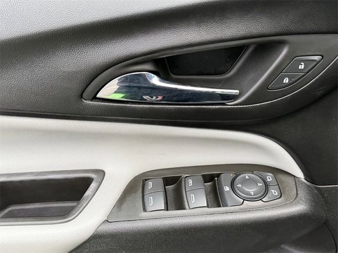 Used 2023 Chevrolet Equinox LS image 11