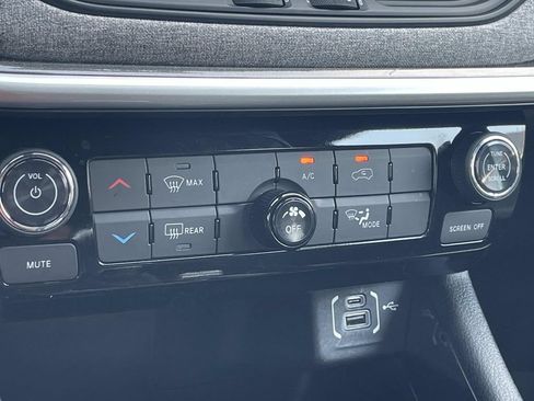 Used 2023 Jeep Compass Latitude AWD/4WD image 17